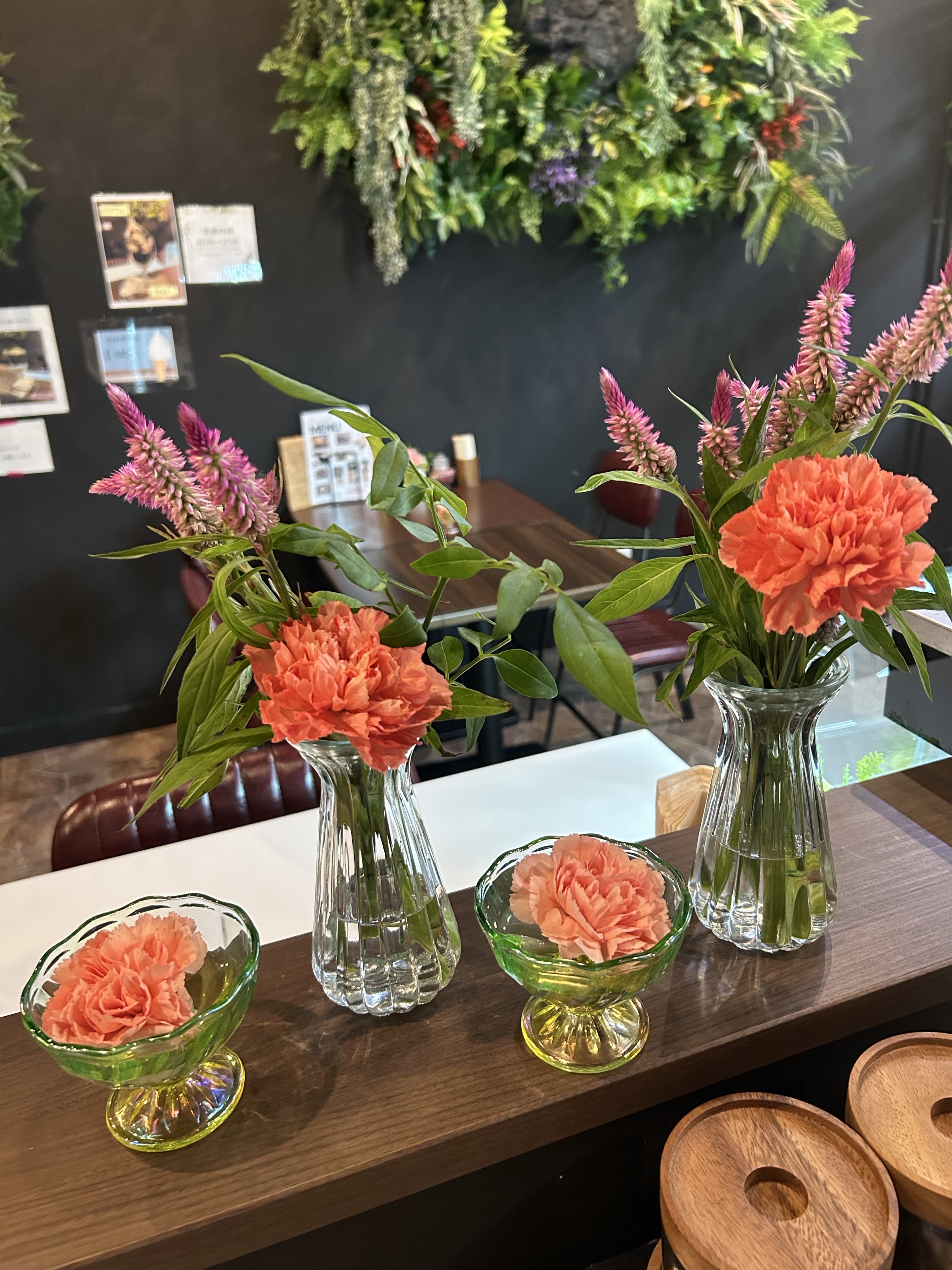 オレンジとピンクの花を飾ったカウンター