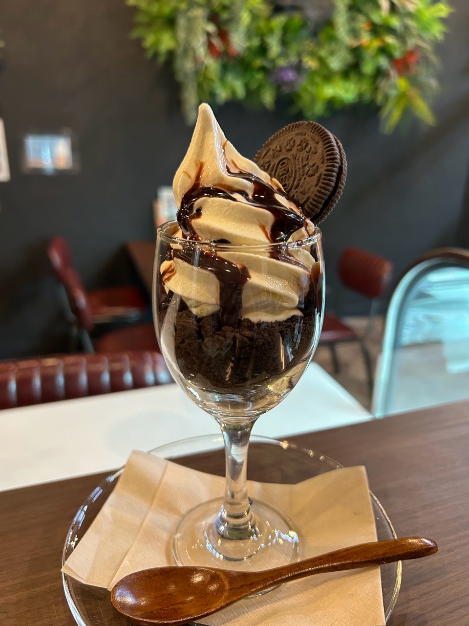 チョコレートソースとクッキーを添えたグラスデザート