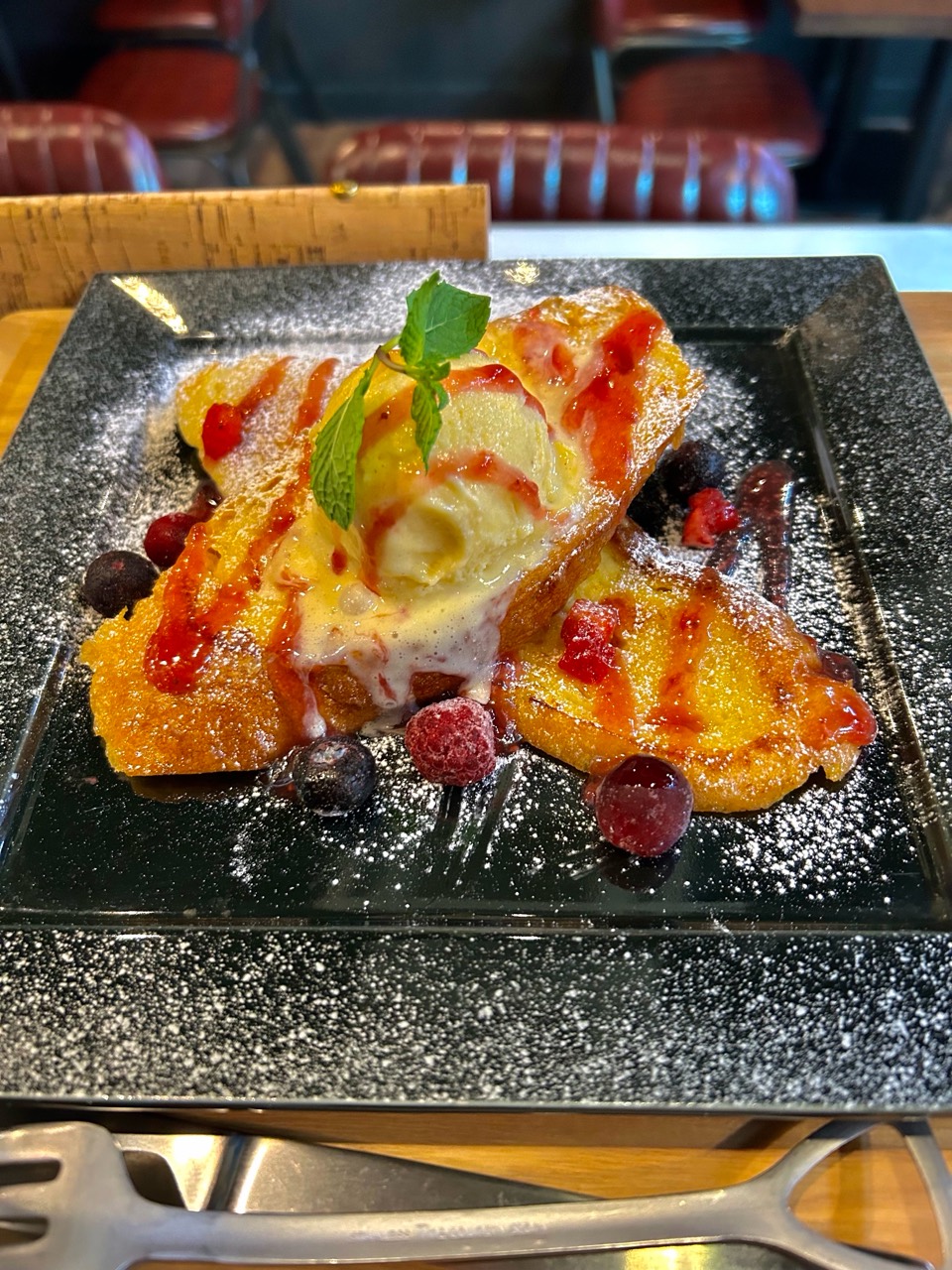 アイスとベリーを添えた焼き色のあるデザート