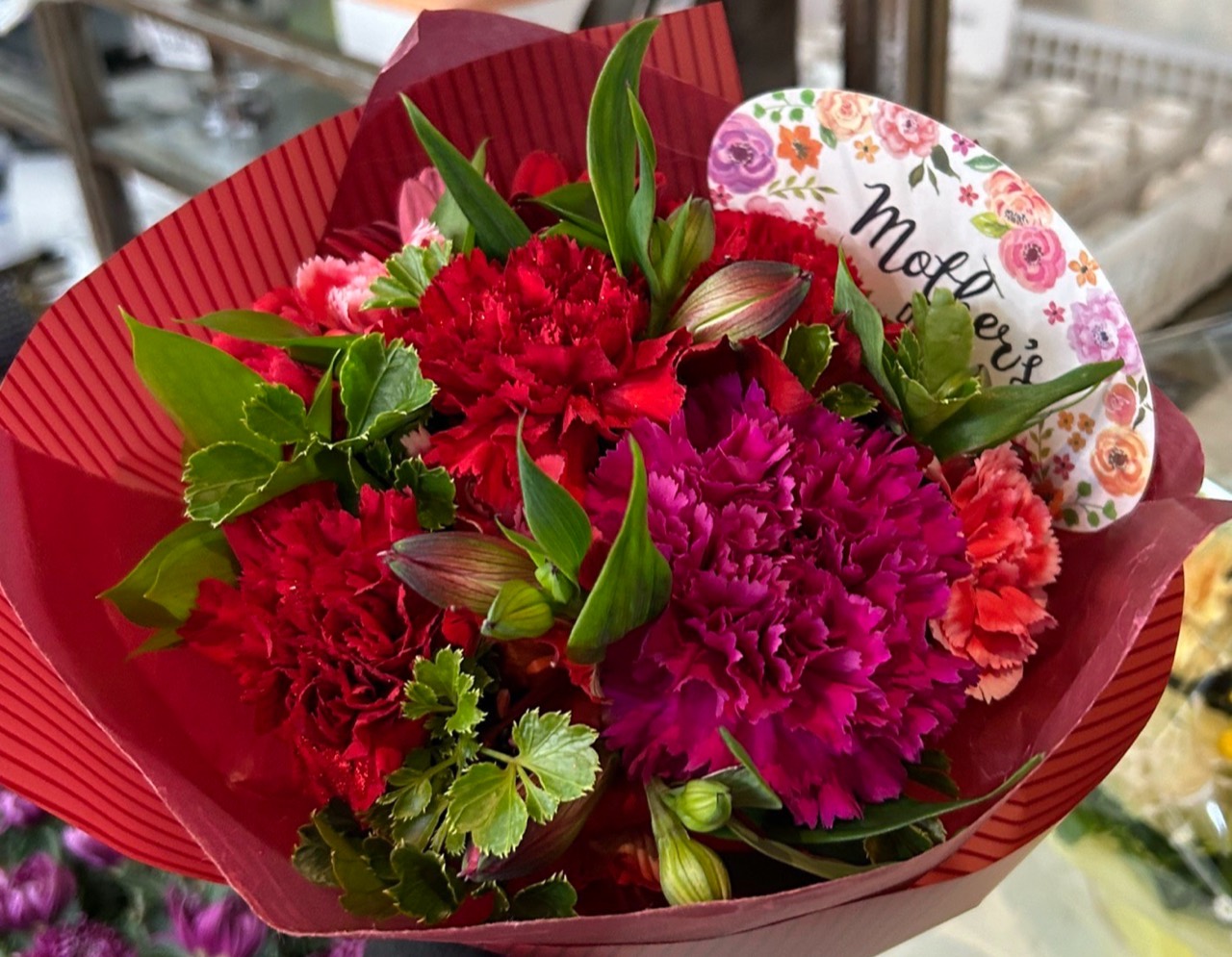 赤と紫の花をまとめた花束