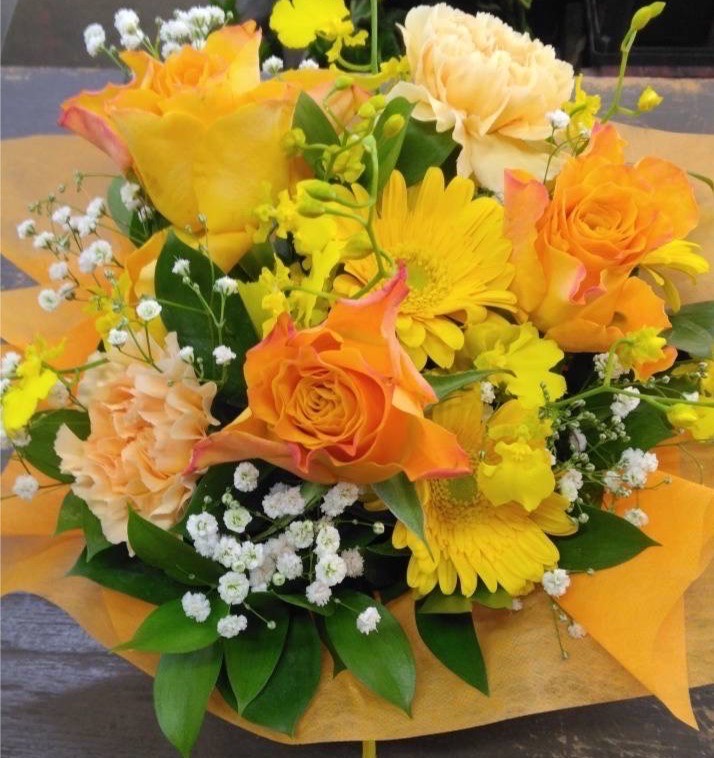 黄色とオレンジの花のアレンジメント