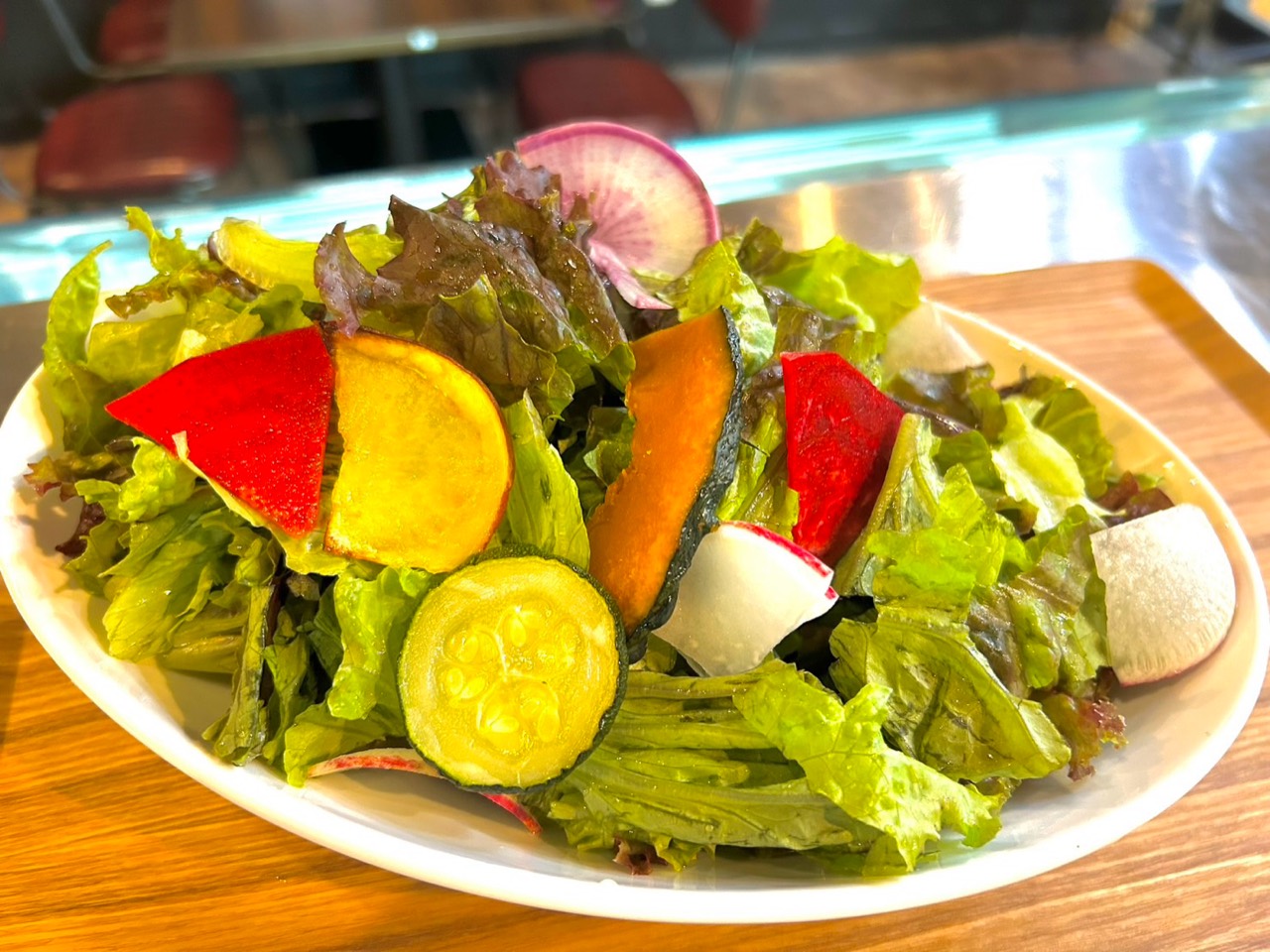 色とりどりの野菜を盛り付けたサラダ