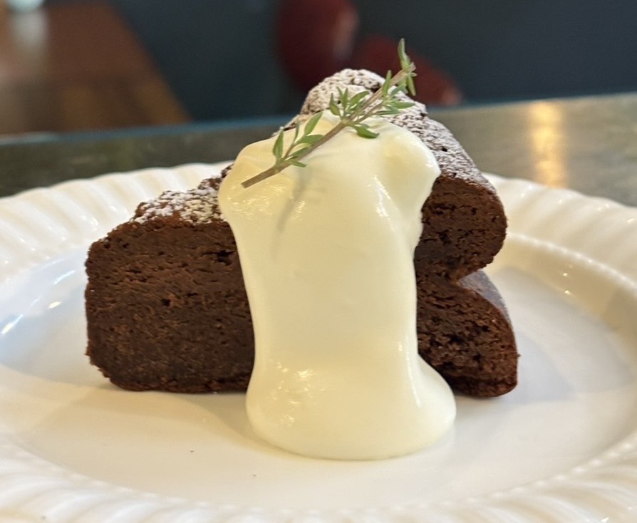 クリームを添えたチョコレート色のケーキ