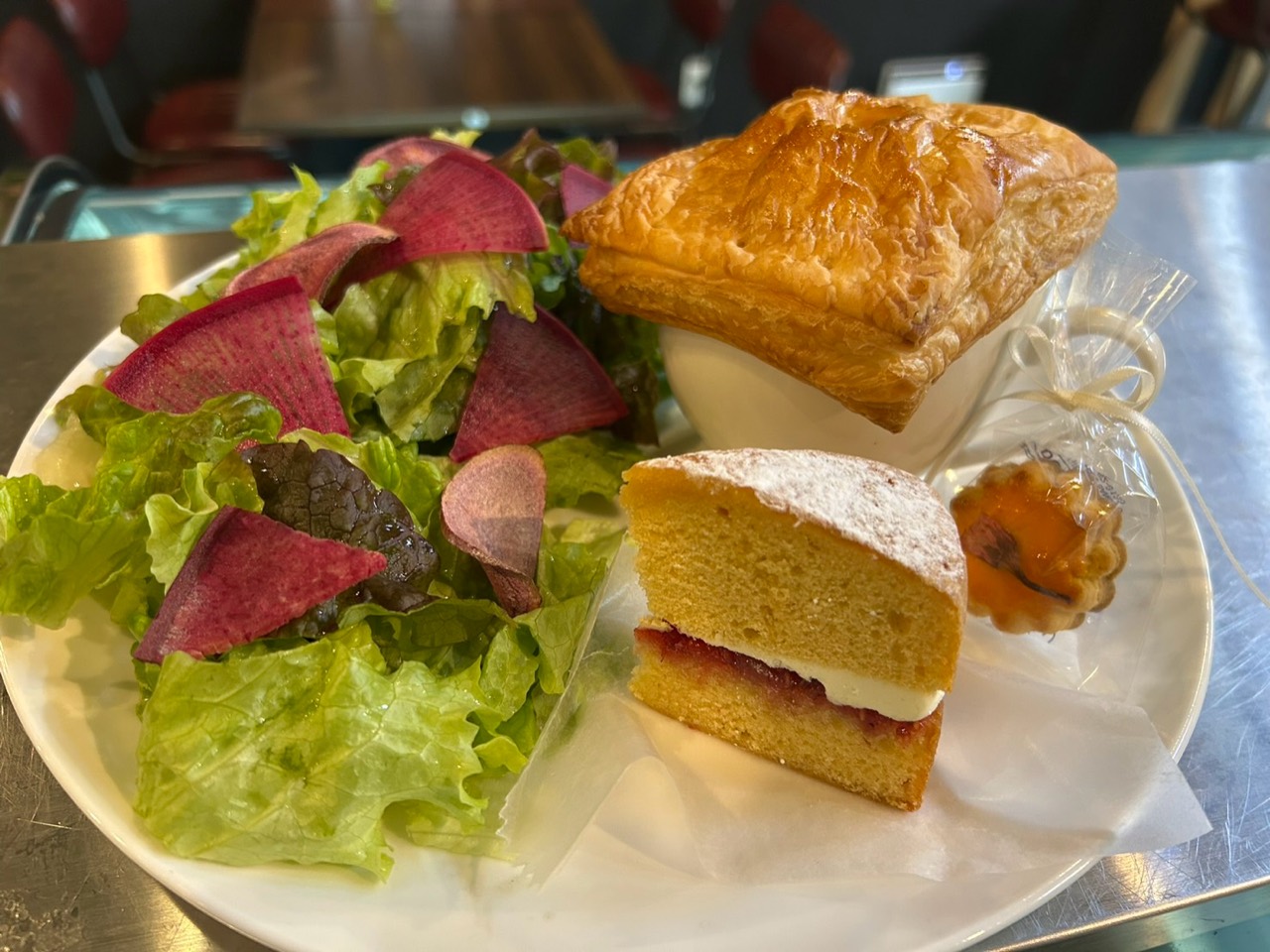 サラダとパイで覆ったカップ、ケーキのプレート