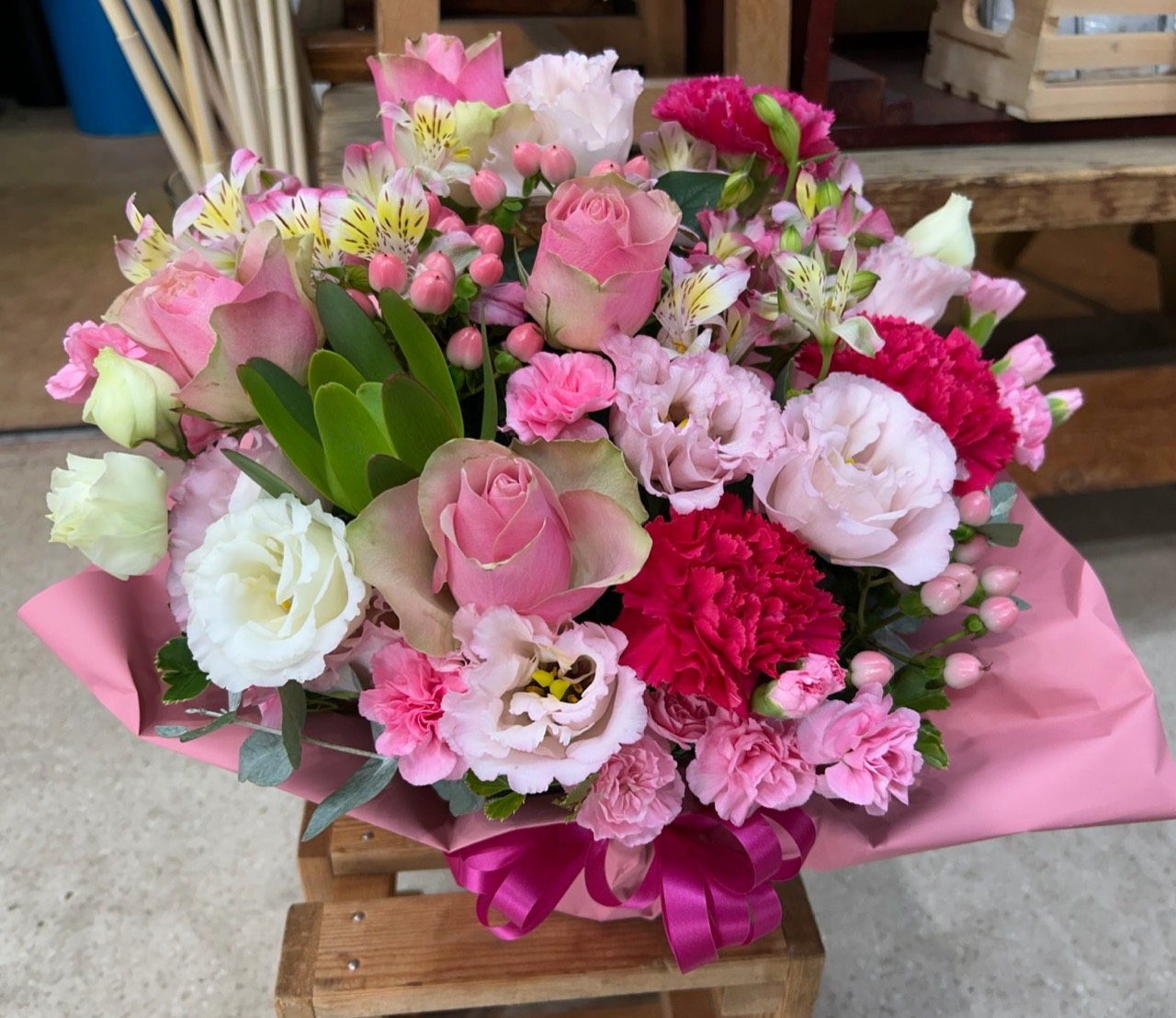 ピンクのバラと白、赤紫の花のアレンジメント