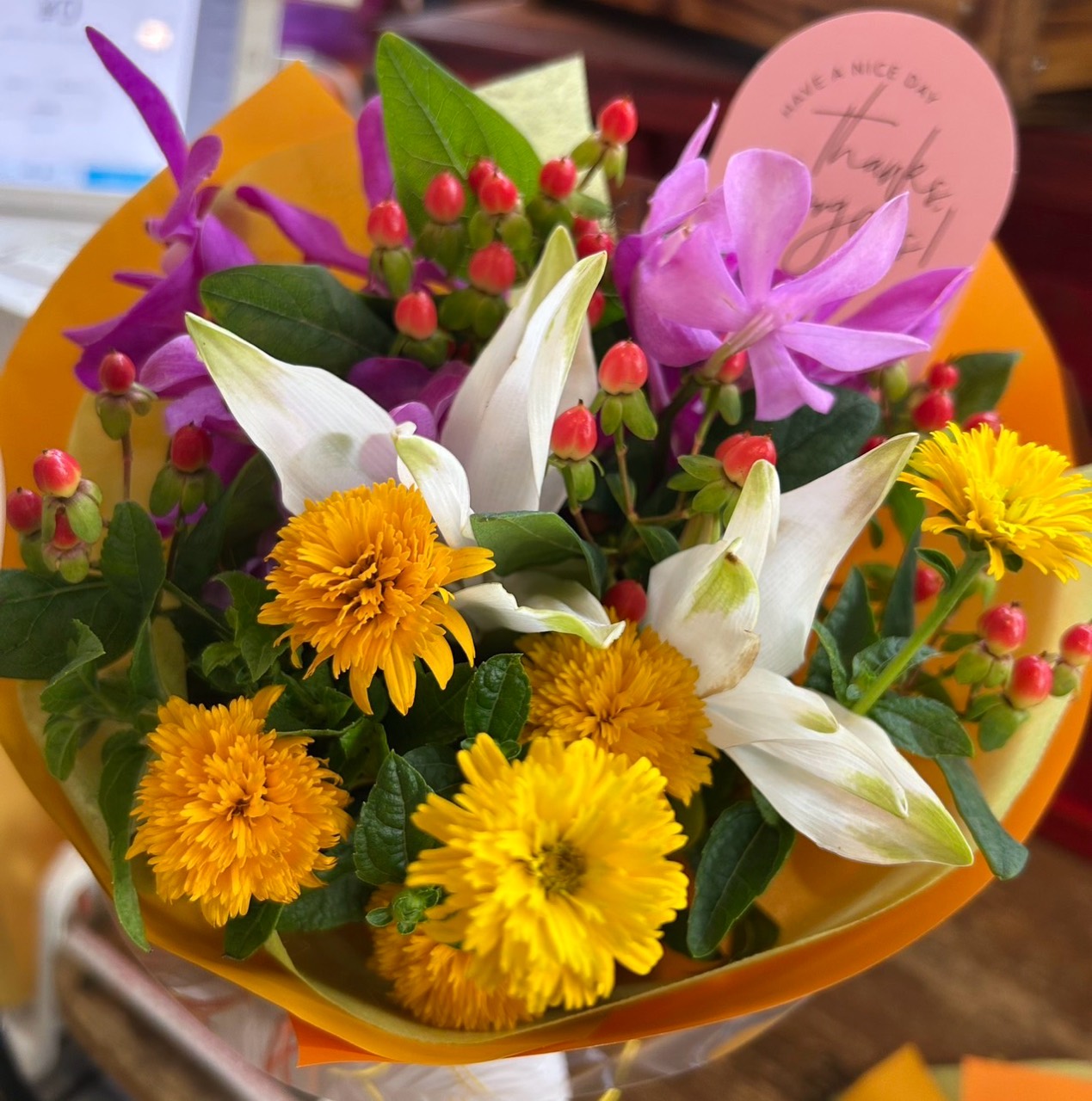 黄色と白、紫の花と赤い実の花束