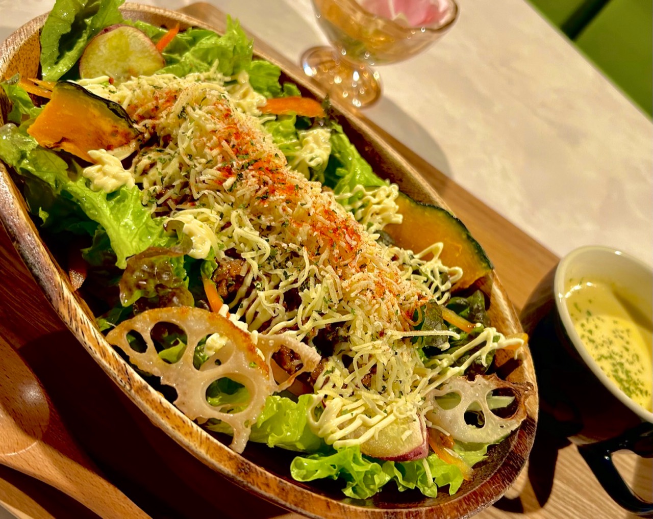 れんこんなどの野菜とトッピングを添えたサラダ