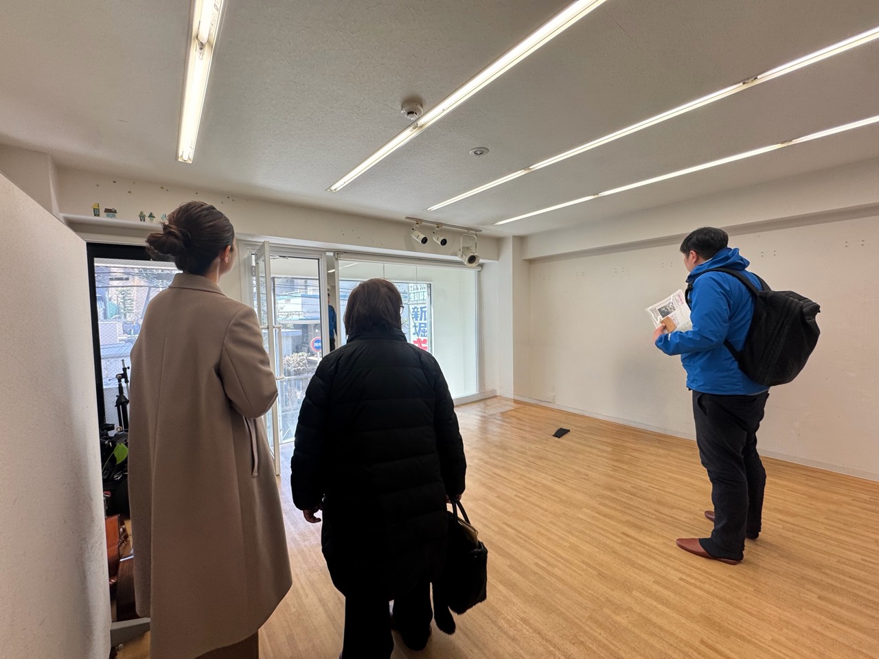 内装工事前の新店舗で打ち合わせをしている様子