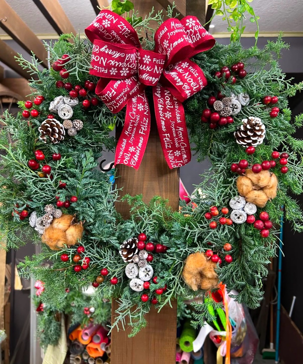 赤いリボンのクリスマスリース
